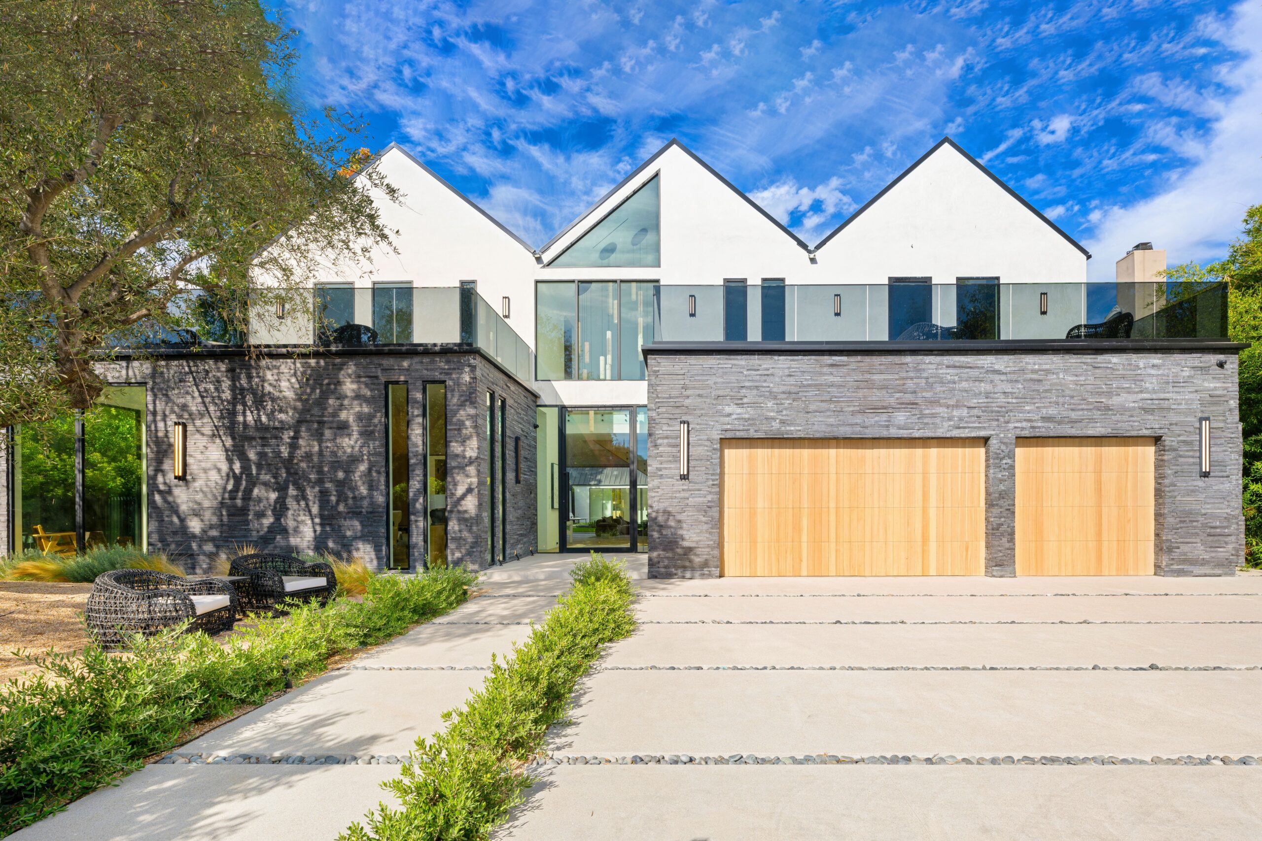 Modern,Luxury,Home,With,Sleek,Architecture,And,A,Vibrant,Blue